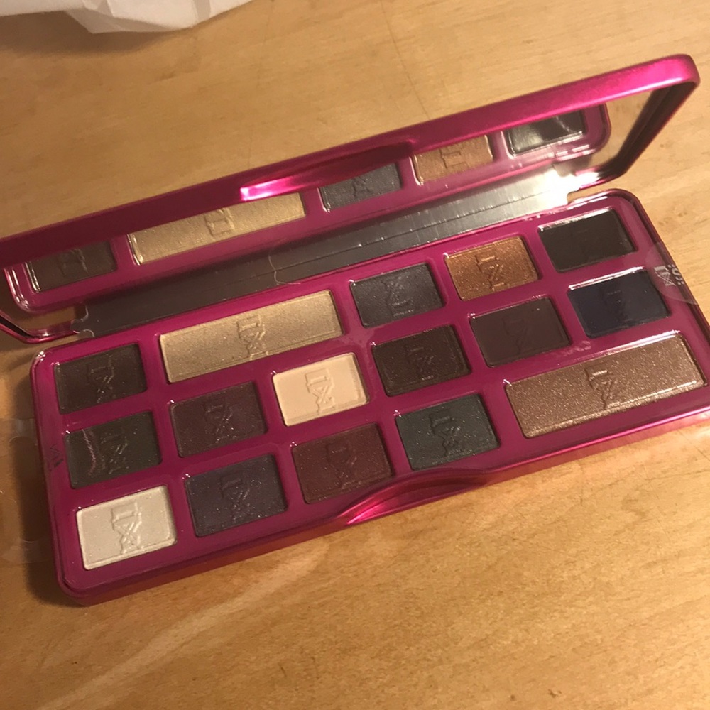 Stunning Smokeys Eyeshadow Palette